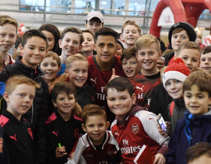 [VIDEO] Alexis Sánchez sorprende a pequeños hinchas del Arsenal en celebración navideña