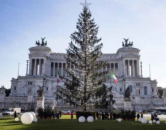 [VIDEO] El triste final del árbol de Navidad de Roma