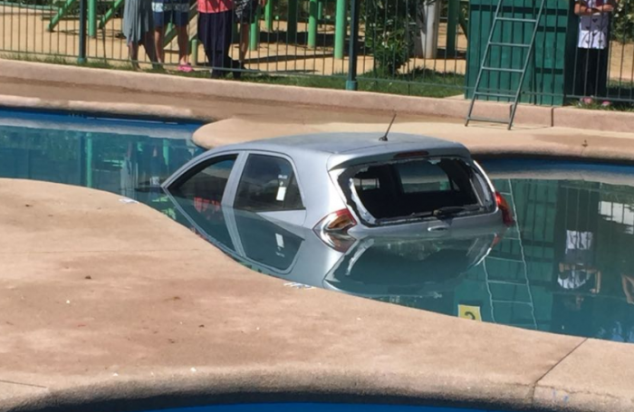 [VIDEO] Joven chófer se equivoca y termina con su auto sumergido en una piscina