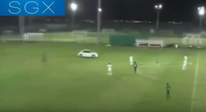 [VIDEO] Automóvil ingresa sorpresivamente a campo de juego en los Emiratos Árabes