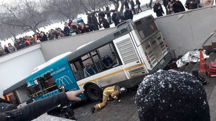 [VIDEO] Al menos 4 transeúntes mueren arrollados por autobús en una acera en Moscú