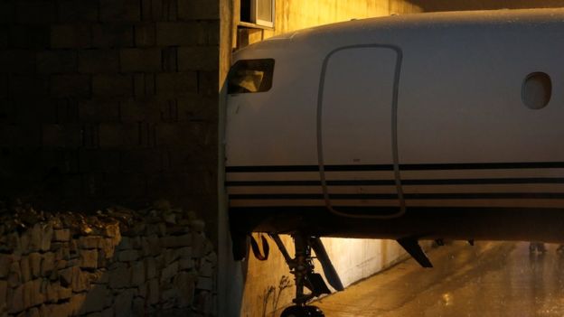 La llamativa imagen del avión que se estrelló contra un muro por culpa de los fuertes vientos