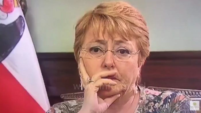 [VIDEO] Las comentadas muecas de Michelle Bachelet previas al llamado a Sebastián Piñera