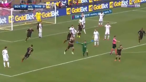 [VIDEO] Épico gol del arquero le dio su primer punto en la liga italiana al Benevento