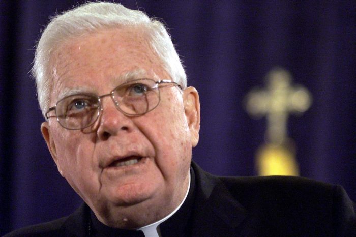 Muere Bernard Law, cardenal acusado de encubrir a curas pederastas en Boston
