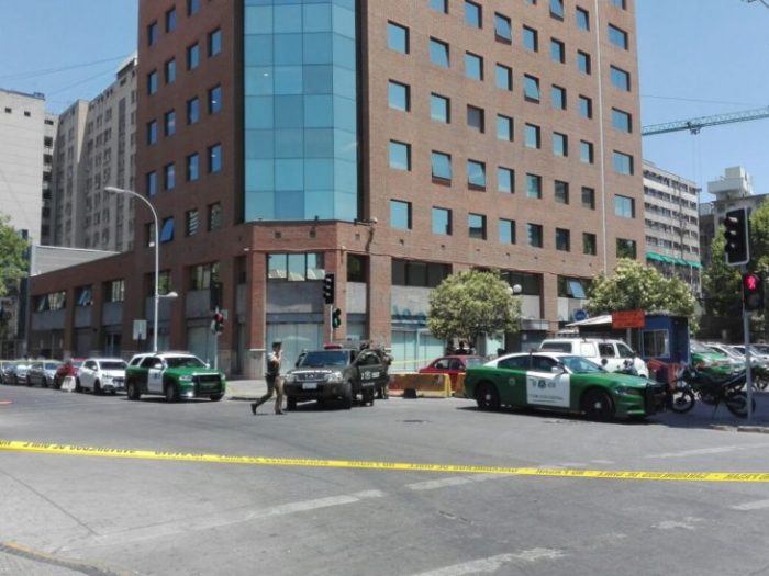 Hombre amenaza con hacer estallar una supuesta bomba en pleno centro de Santiago