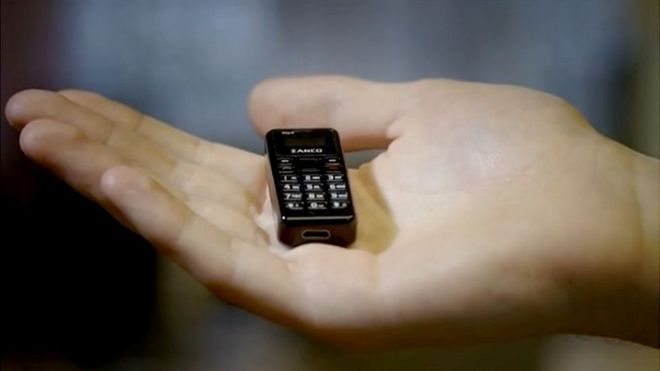 «Más pequeño que tu pulgar y más liviano que una moneda»: así es Zanco, el celular más diminuto del mundo