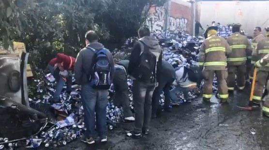 [VIDEO] Vecinos llegan en patota a ayudar a bomberos por volcamiennto de camión cargado con cerveza