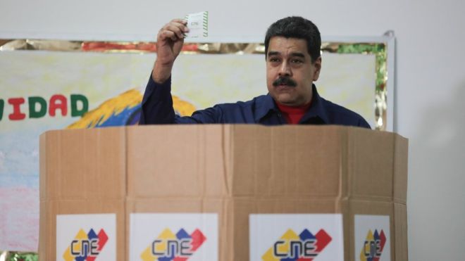 Chavismo arrasa en elecciones municipales boicoteadas por la oposición y Maduro amenaza con impedir la participación de los principales partidos opositores en las presidenciales