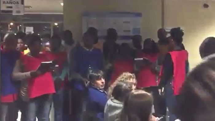 [VIDEO] Coro de haitianos llevó villancicos a pacientes del Hospital de Temuco