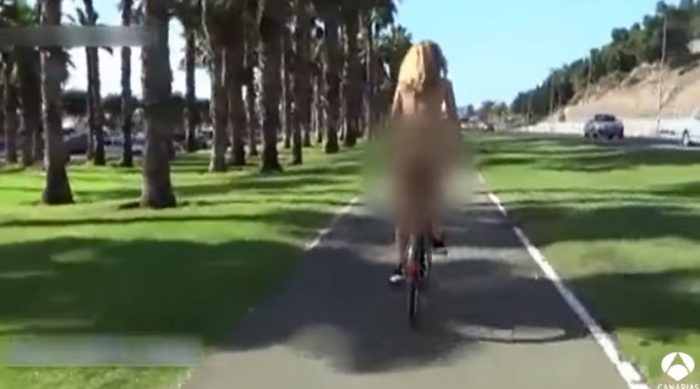 [VIDEO] Famosa actriz porno se pasea en bicicleta completamente desnuda en España