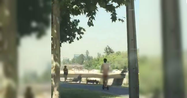 [VIDEO] Hombre se paseó desnudo en un scooter por el Parque de las Esculturas en Providencia