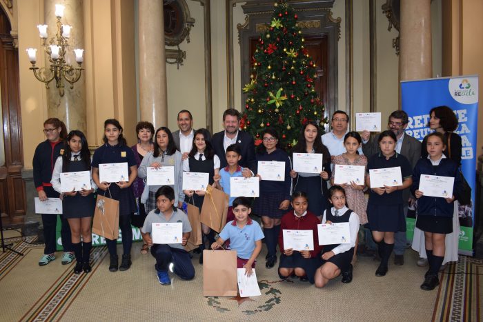 Estudiantes de la Región Metropolitana fueron premiados en el Primer Concurso Regional de Cuentos y Dibujos Ambientales