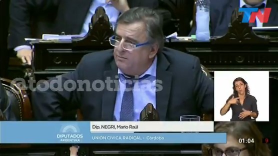 [VIDEO] Diputado argentino saca aplausos tras «sana envidia» a Chile por actitud de Bachelet y Piñera
