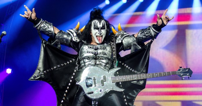 Denuncias de acoso sexual llegan a la música: Demandan a bajista de Kiss por manosear a periodista