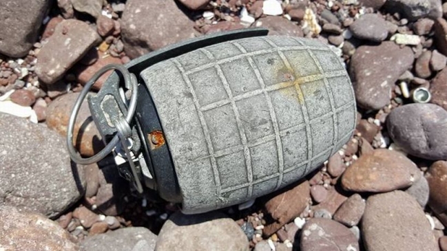 Increíble: encuentran granada de uso militar activa en playa de Iquique