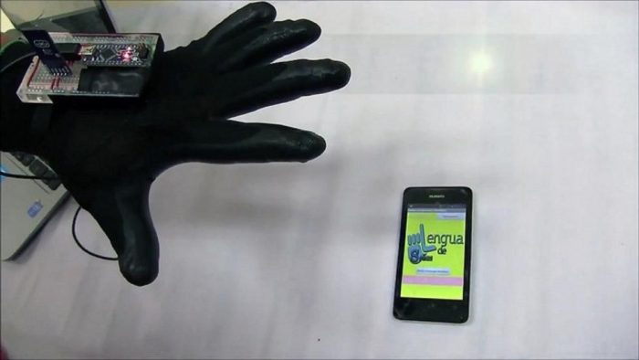 Diseñan guante que traduce lenguaje de señas para sordomudos