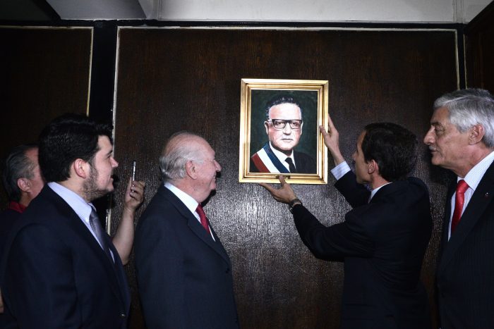 Reponen cuadros de ex presidentes Allende y Lagos en el Instituto Nacional