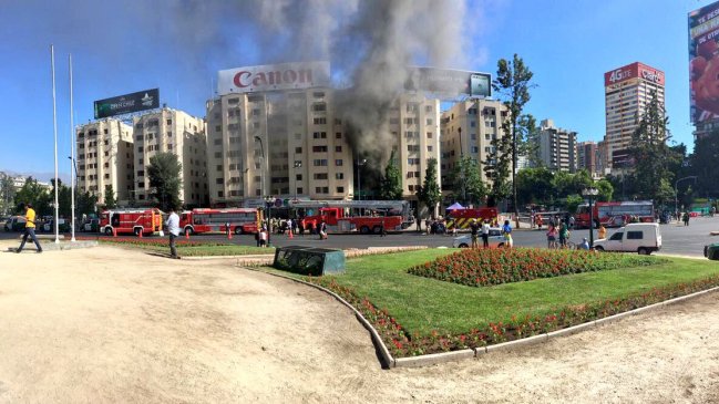 [VIDEO] Bomberos controla incendio en pleno local de Plaza Italia