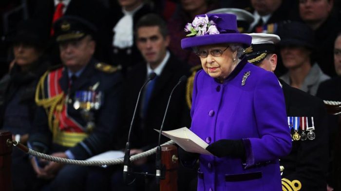 La Reina Isabel II recibe nuevo portaaviones británico que lleva su nombre
