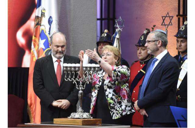Bachelet encabeza ceremonia judía en La Moneda: «A menos de 48 horas de la elección, que este candelabro ilumine el presente y futuro de Chile»
