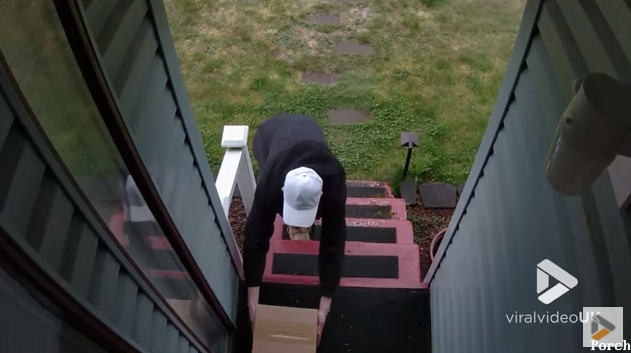 [VIDEO] Ladrón trata de robar un paquete pero no se esperaba lo que venía