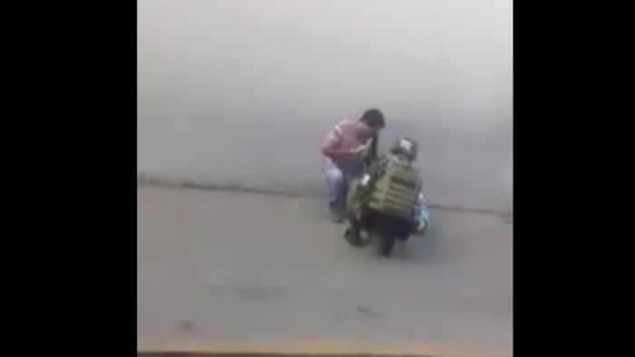 [VIDEO] Bondadoso soldado mexicano le regala juguete a menor que se encontraba en la calle