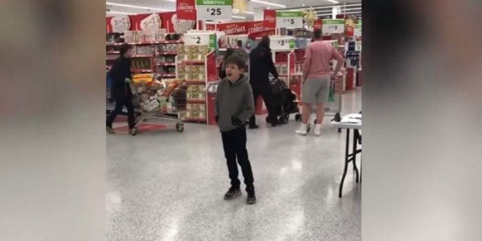 [VIDEO] El conmovedor canto navideño de un niño autista en un supermercado de Inglaterra