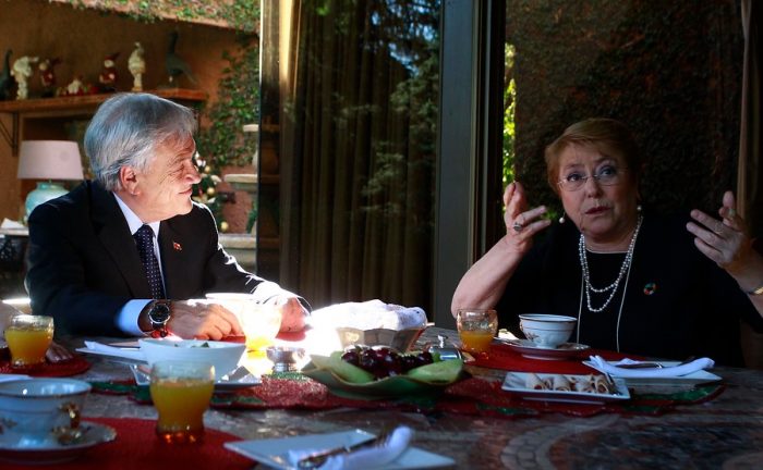 Bachelet dice tras desayunar con Piñera que espera que el nuevo presidente mantenga «las grandes banderas» de su gobierno