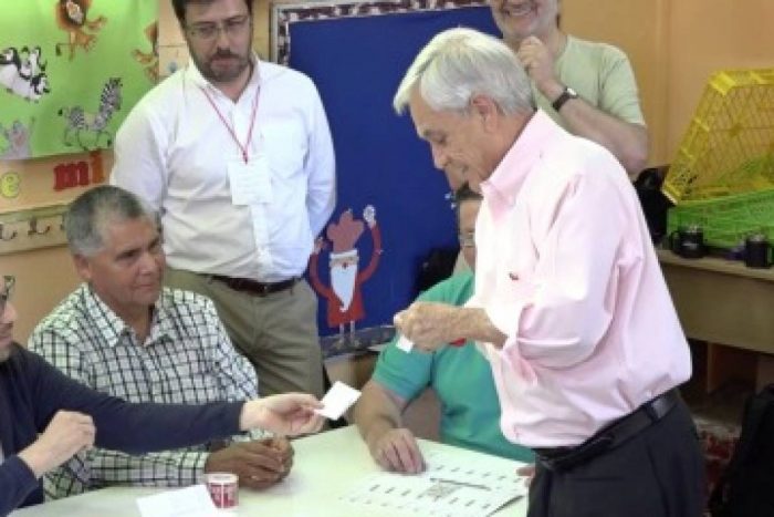 [VIDEO] Chascarro electoral: Sebastián Piñera olvida su estampilla en la cámara secreta al momento de entregar su voto