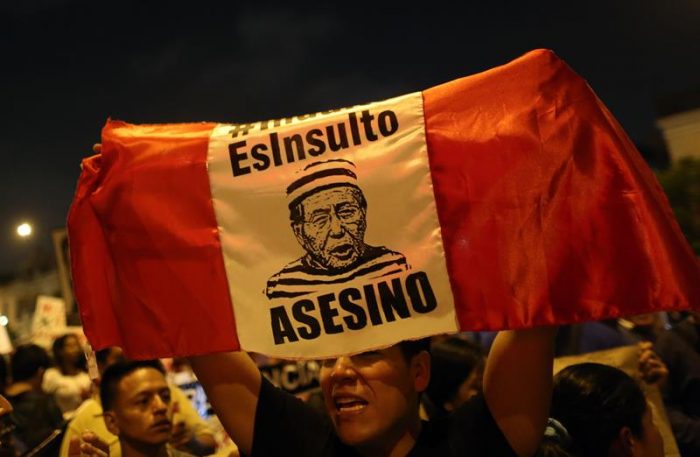 Miles de peruanos llenan calles a grito de «indulto a Fujimori es un insulto»