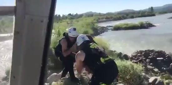 [VIDEO] El registro del rescate de Carabineros a una madre que se lanzó al río Maule para salvar a su hijo