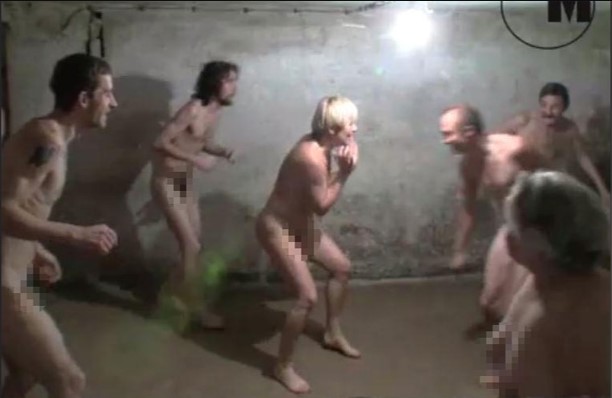 Indignación en Polonia por video de personas jugando desnudas en cámara de gas de ex campo de concentración