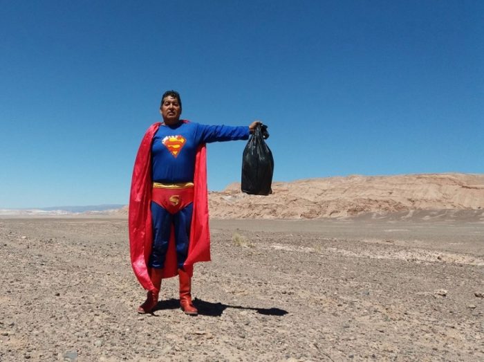 [VIDEO] «Superman» llama a los turistas a tomar conciencia y no contaminar San Pedro de Atacama