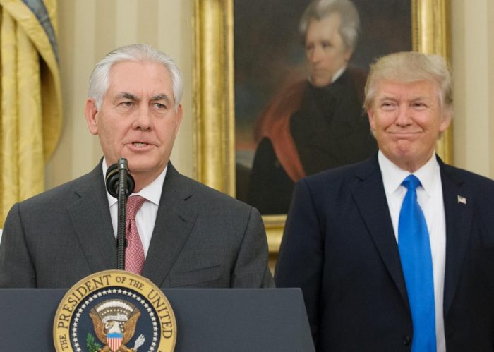 Trump dice que es falso que despedirá a Tillerson pero admite discrepancias