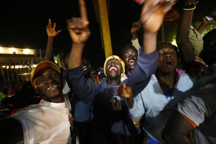 [VIDEO] El exfutbolista George Weah gana las elecciones de Liberia