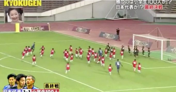 [VIDEO] ¿Quién ganará el duelo entre tres futbolistas profesionales versus 100 niños? Japón tiene la respuesta