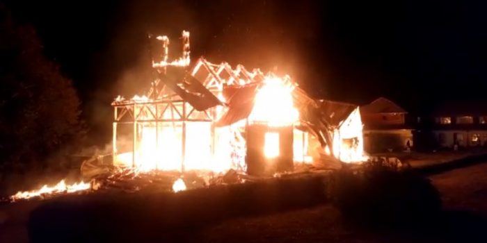 Ataque incendiario destruye iglesia en Panguipulli