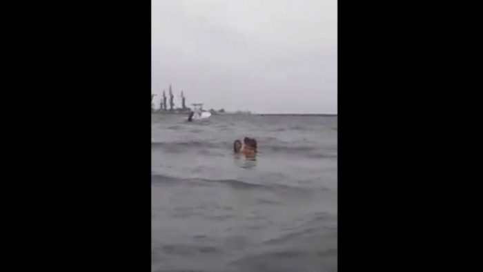 [VIDEO] Mujer es detenida en México luego de que intentara ahogar a sus hijos en el mar