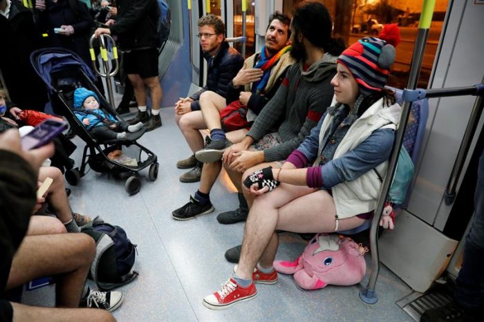 [VIDEO] Decenas de berlineses sin pantalones en el metro en jornada internacional