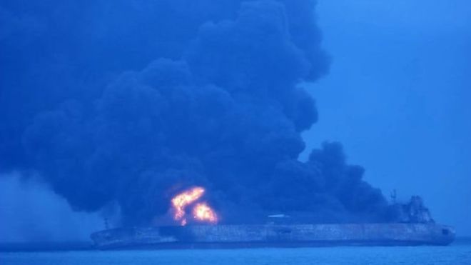 Choque de un barco petrolero registrado en Panamá y un buque de carga deja 32 desaparecidos en China