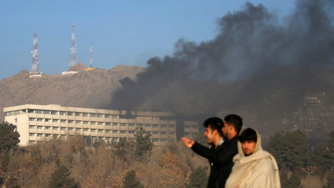 Afganistán: al menos seis civiles mueren en asalto a un hotel de lujo en Kabul que se prolonga por más de 12 horas