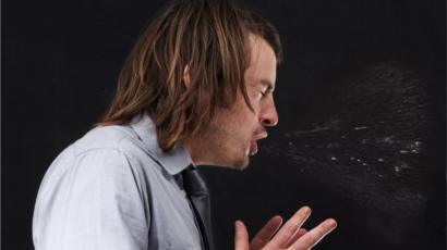 Cómo contener totalmente un estornudo puede romperte la garganta