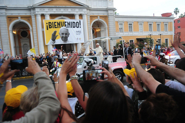 [VIDEO] Llegada del Papa Francisco desata locura en calles de Santiago y Providencia