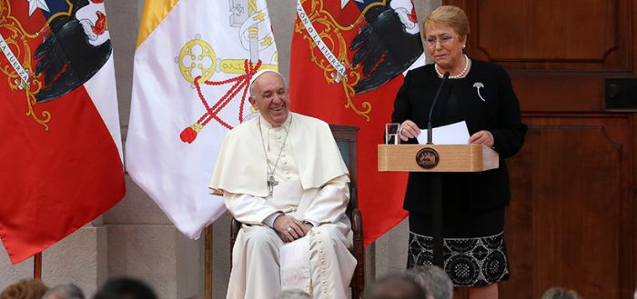 Bachelet a Papa Francisco: “Qué bueno poder decirle que hoy Chile es otro”