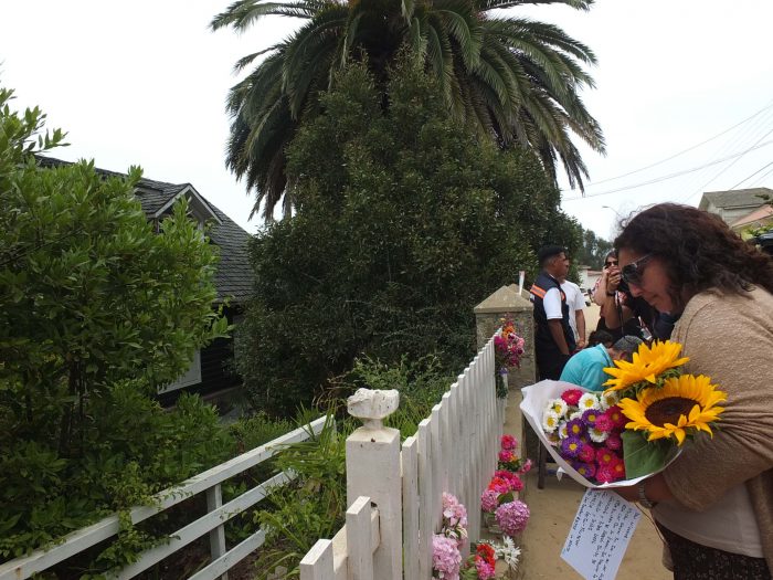 [FOTOS] Vecinos de Isla Negra acuden a la casa de Nicanor Parra a dejarle flores