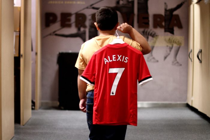 [FOTOS] «Alexismanía»: comienza la venta oficial de camisetas del Manchester United de Alexis Sánchez en Chile