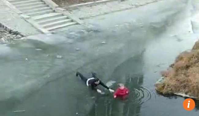 [VIDEO] Anciana es rescatada después de caer en río congelado en China