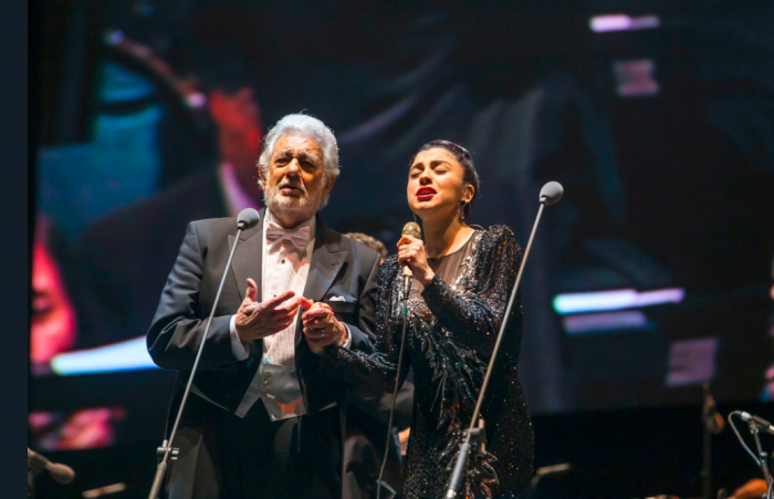 Mon Laferte deslumbró como invitada en concierto de Plácido Domingo