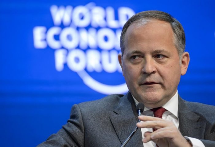 Consejero del Banco Central Europeo alerta en Davos sobre los peligros de una guerra de divisas